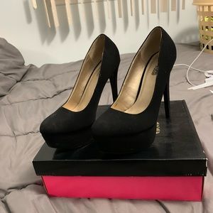 Black Pumps